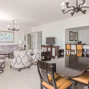 Luxury Queen Suite